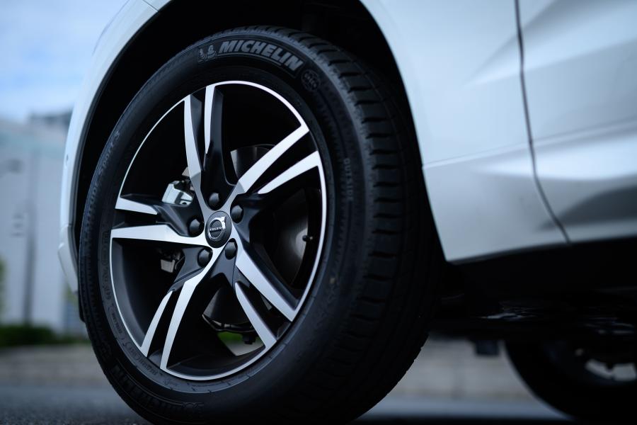 Колеса Volvo XC60 D4 R-Design 2017 года  (JP) (фото 19 из 32)